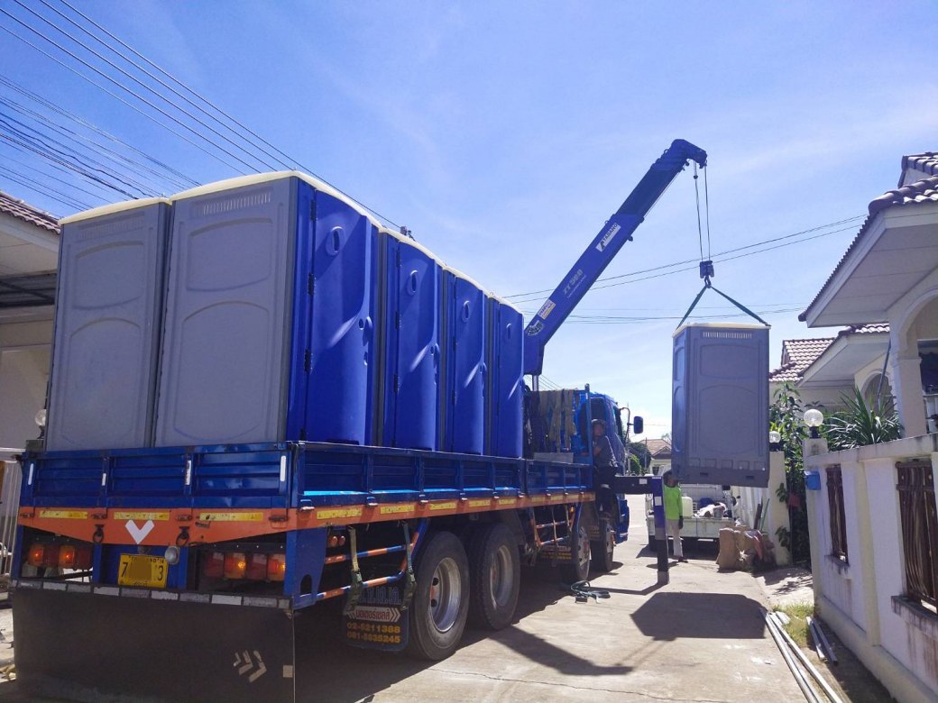 Xử lý bằng cần cẩu đối với nhà vệ sinh di động tiêu chuẩn tại Malaysia