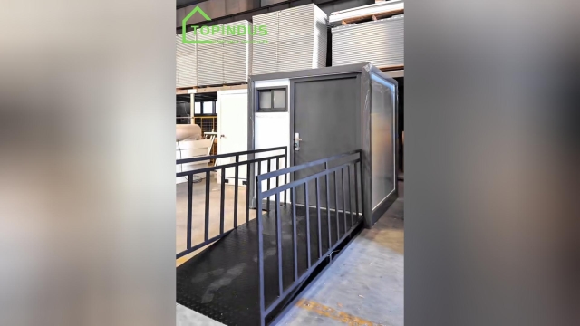 Nâng cao khả năng tiếp cận với nhà vệ sinh di động dành cho người sử dụng xe lăn.