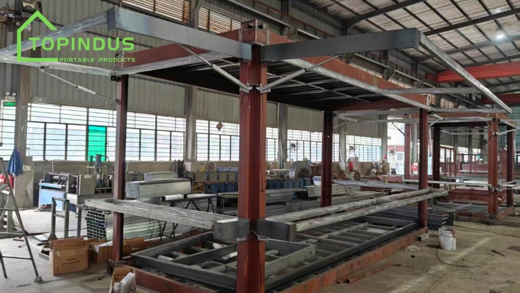 Kiosk di động thông minh với cửa cuốn điện.